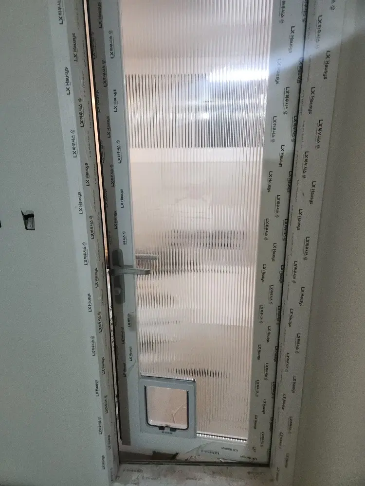 리모델링 현장 베란다 유리문 펫도어 시공 완료